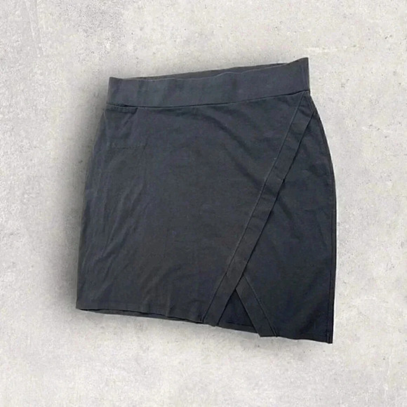 toad & co skirt women's size Large, black short with v side slit, good condition - Picture 1 of 9